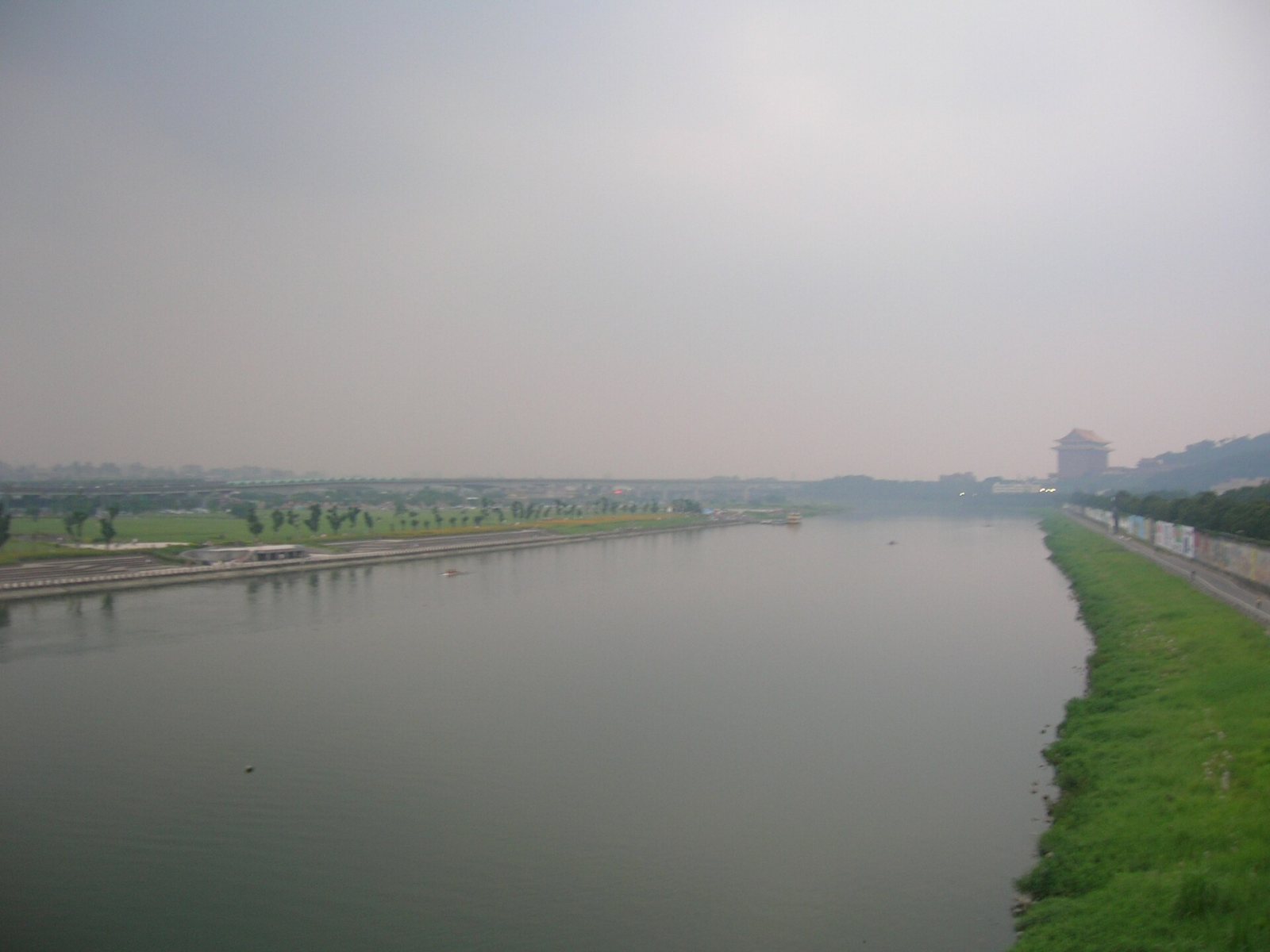大佳河濱公園草地與河岸空間