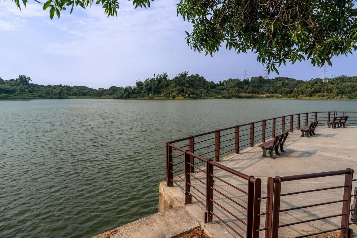 Guanyin Lake waterfront viewing platform and lake scenery
