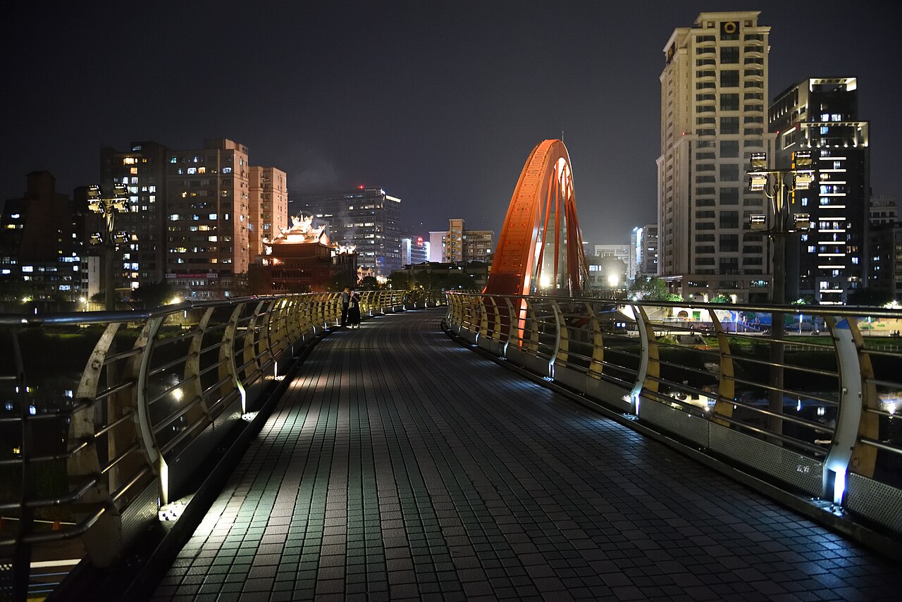 夜間的松山彩虹橋與錫口碼頭河岸，適合作為台北水舞與夜市路線示意