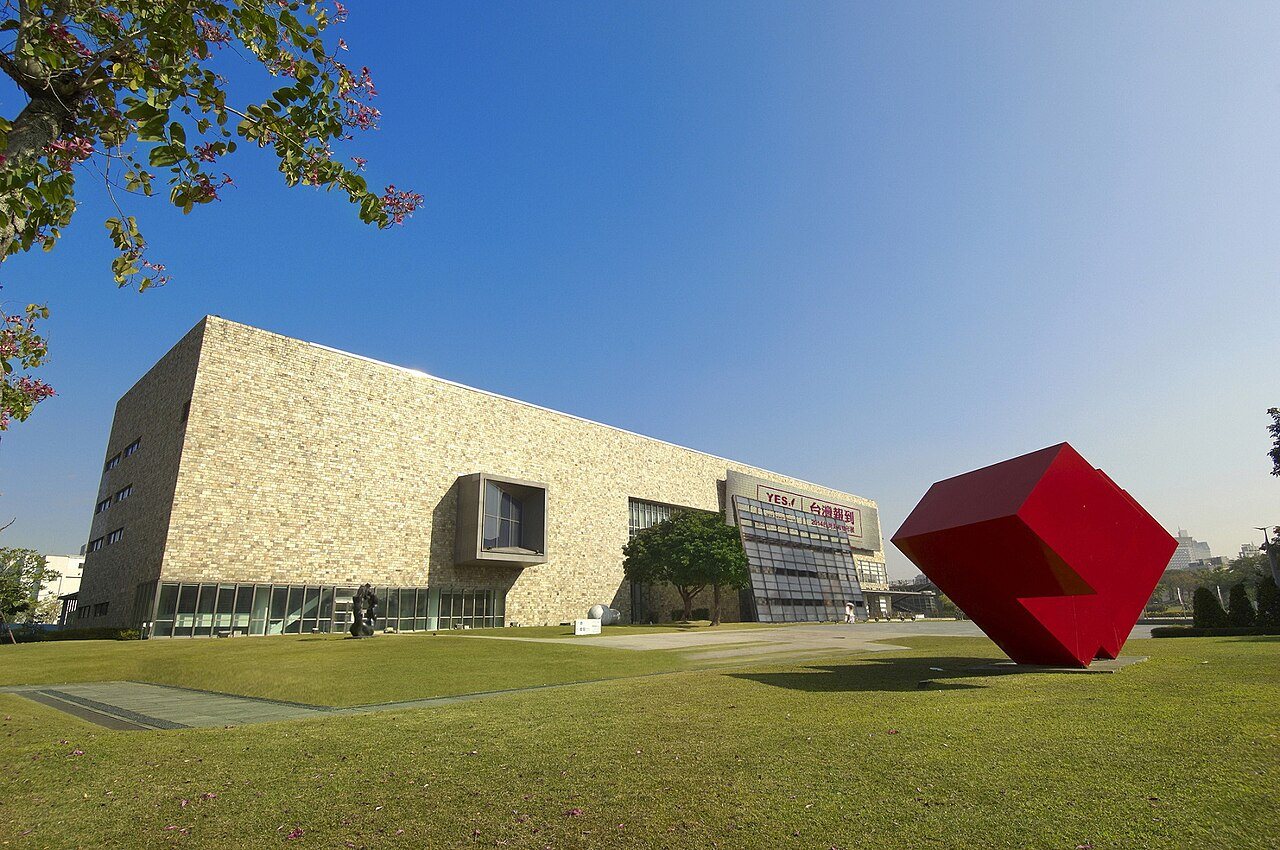 2010年拍攝的國立臺灣美術館館區外觀與草坪上的紅色雕塑