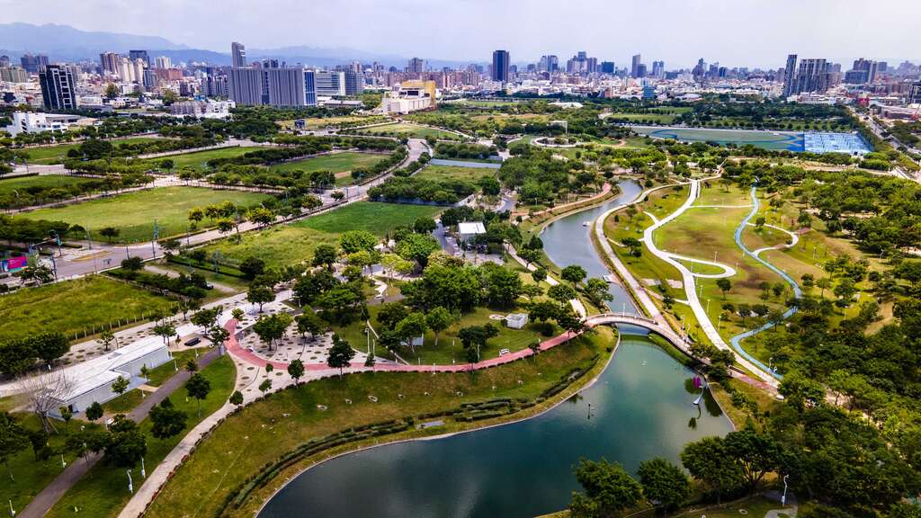 中央公園空拍全景與水岸綠地，作為台中中央公園地點示意圖