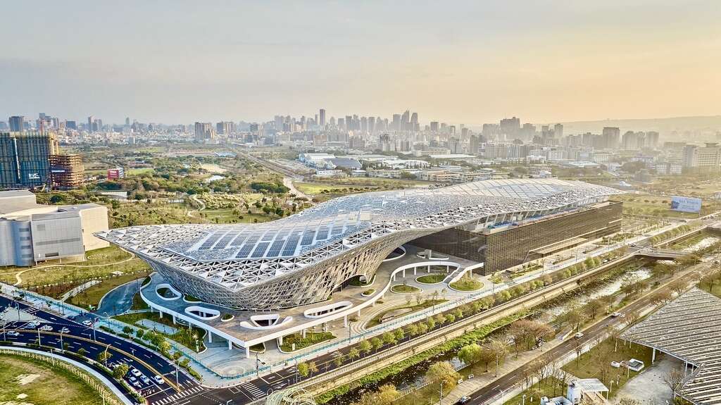 臺中國際會展中心白天空拍與周邊城市景觀，作為場館地點示意圖