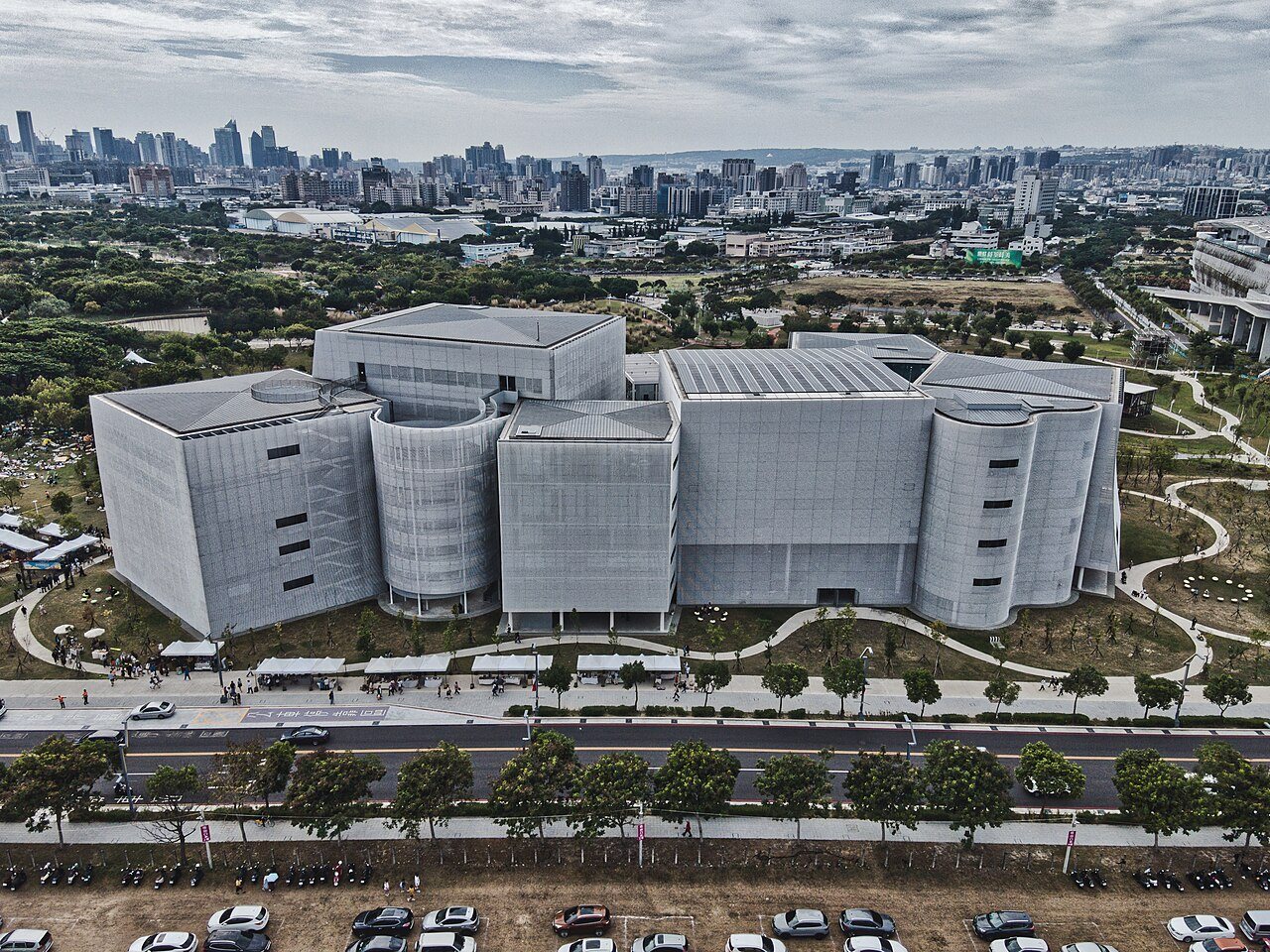 2025年11月空拍的臺中綠美圖建築外觀